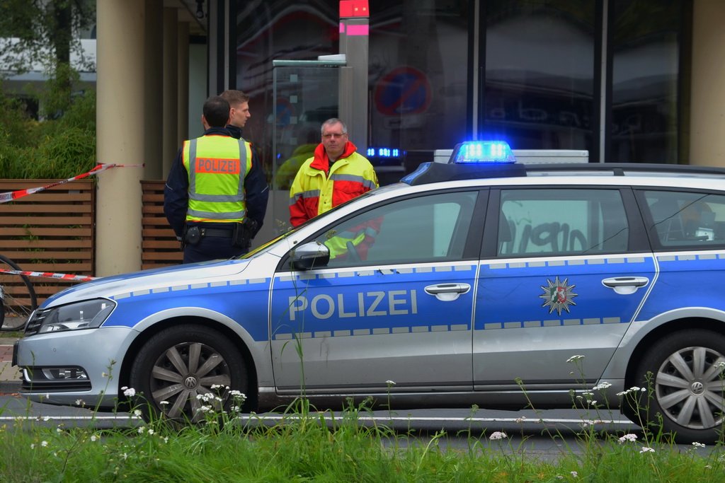 Attentat auf Fr Reker Koeln Braunsfeld Aachenerstr Wochenmarkt P78.JPG - Miklos Laubert